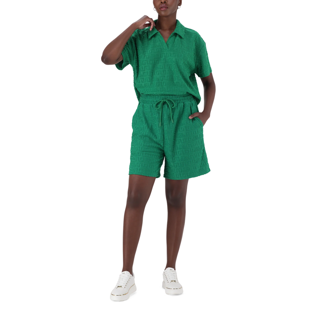 Steve Madden BELLA EMERALD EMBOSSED LOGO JOGGER SHORTS